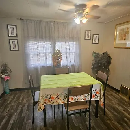 Cozy Retreat With Dine-In Kitchen Vila